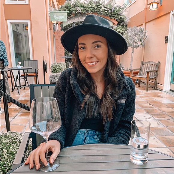 Meet your Posher, Lindsey - Picture 2 of 4